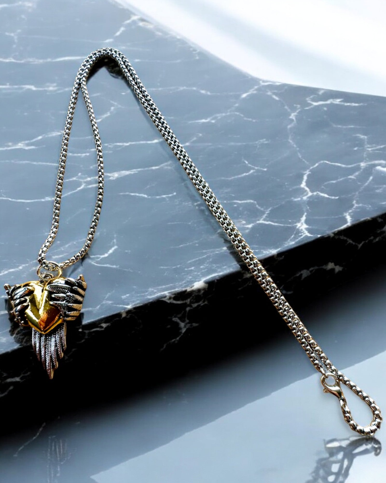 Amuleto Arqueiro do Coração – Asas Escuras do Amor, possibilidade de personalização com gravação como presente