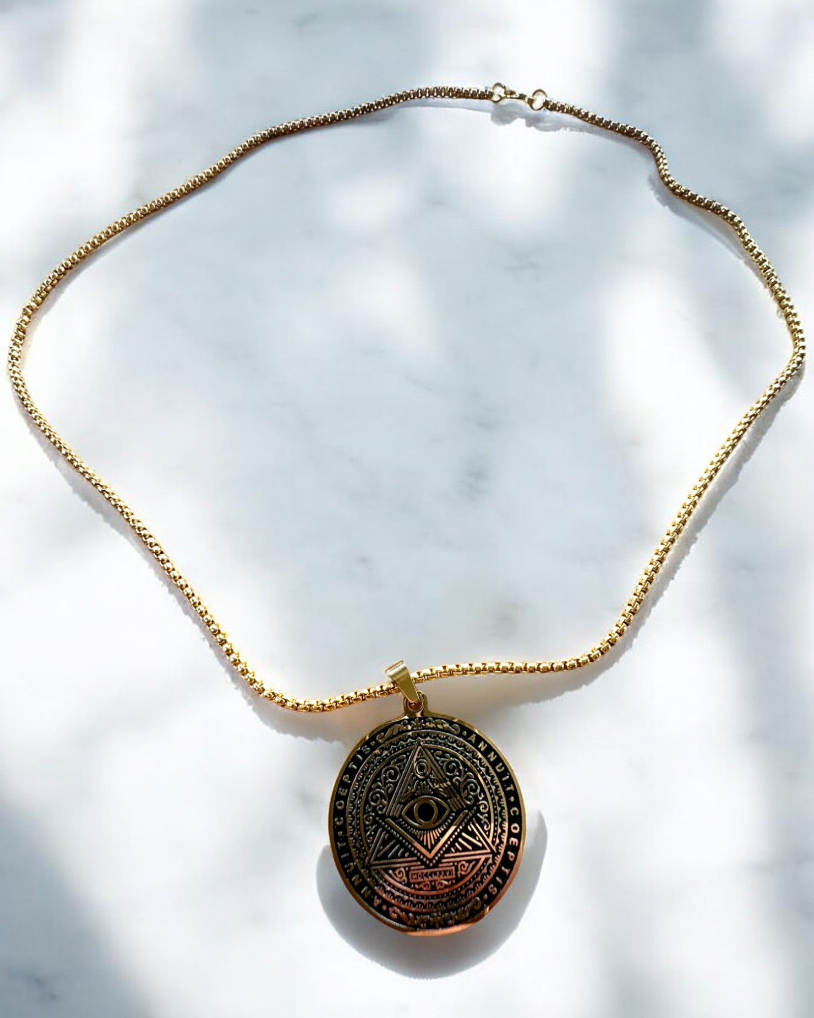 Amuleto do Poder Misterioso - Colar com Gravação, 2 variantes de cor à escolha