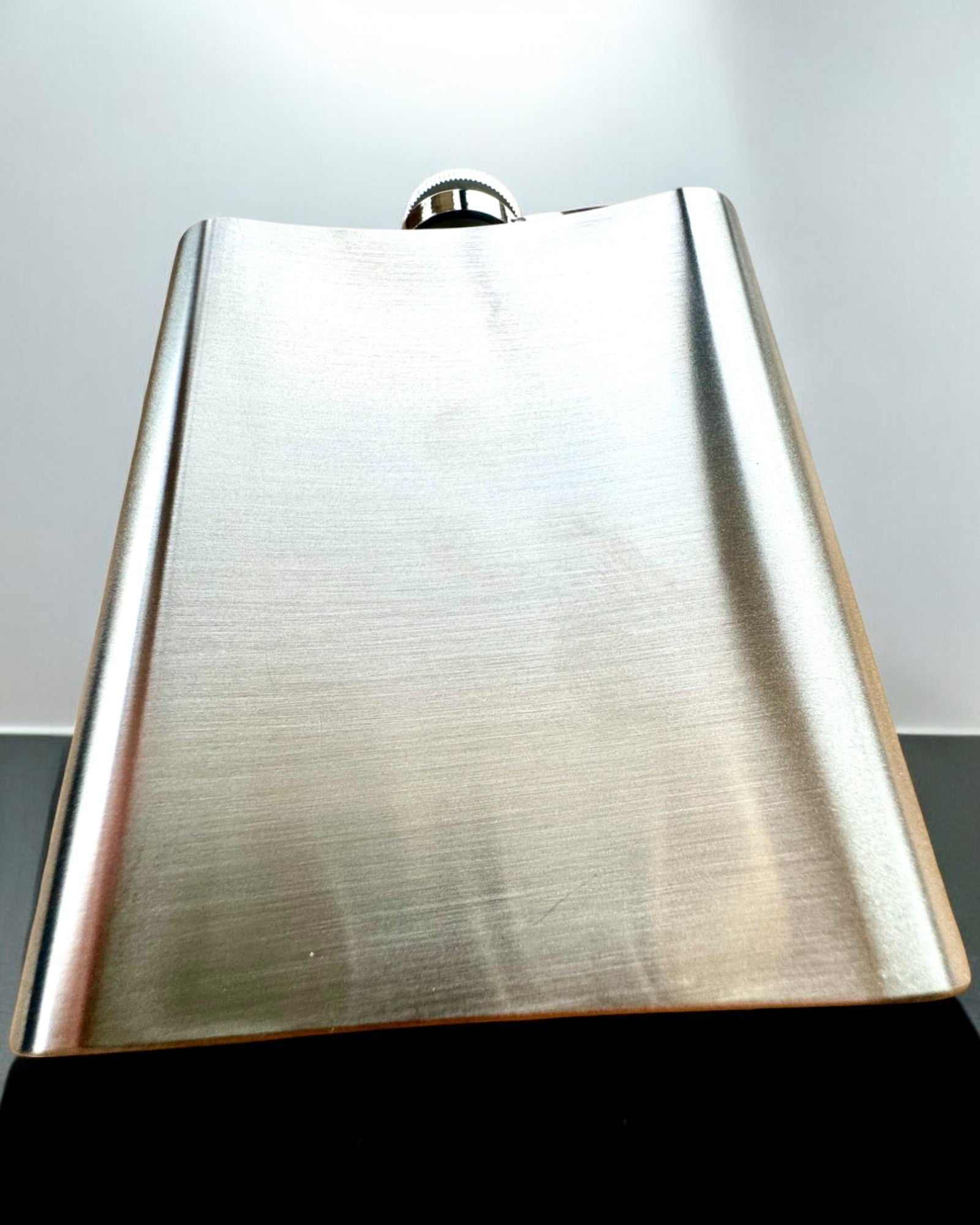 Bizon Flask – Cantil Estiloso com Motivo de Bisão - possibilidade de personalização com gravação para presente