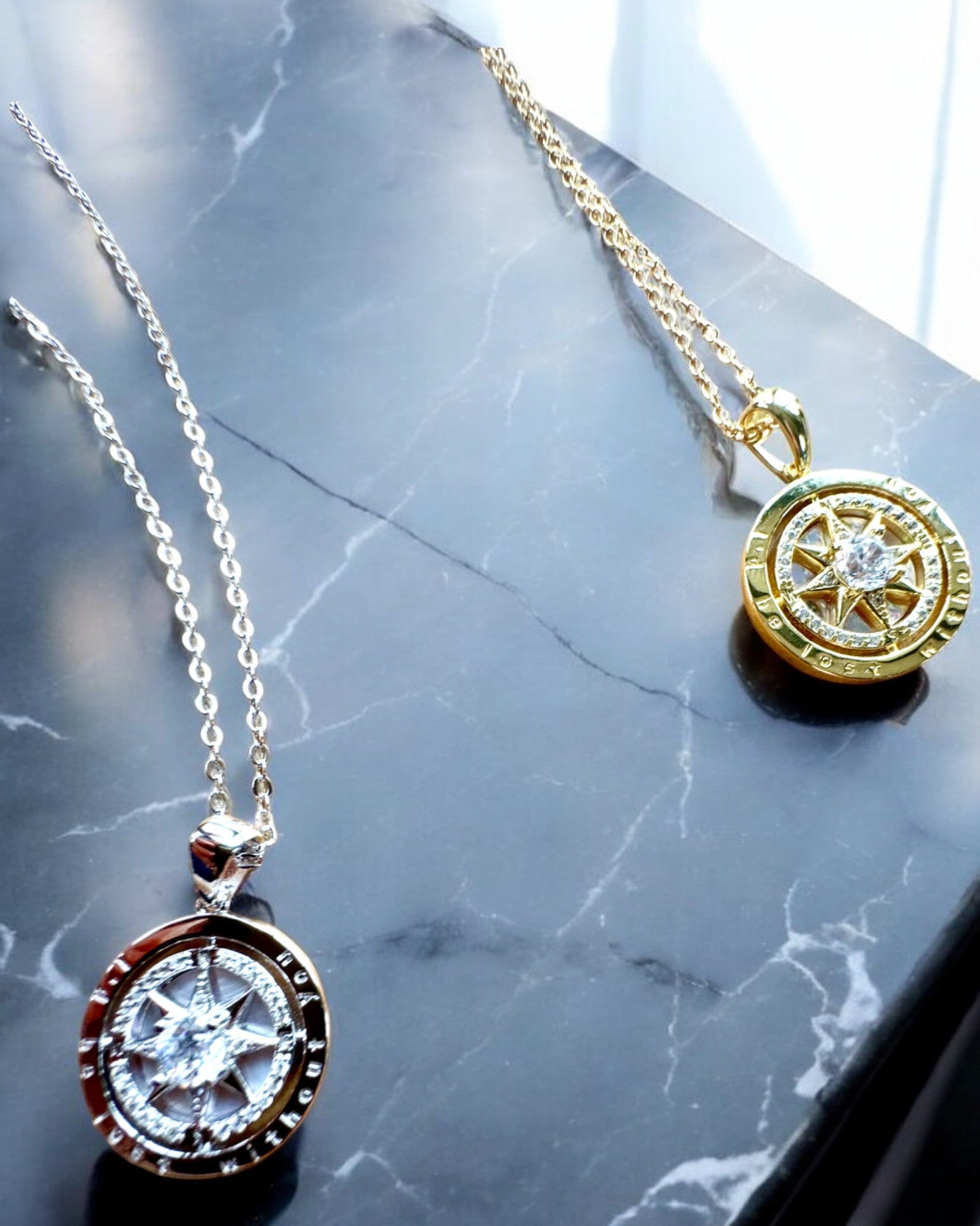 Colar Bússola "Direção Estelar", possibilidade de personalização com gravação, 2 variantes de cores à escolha