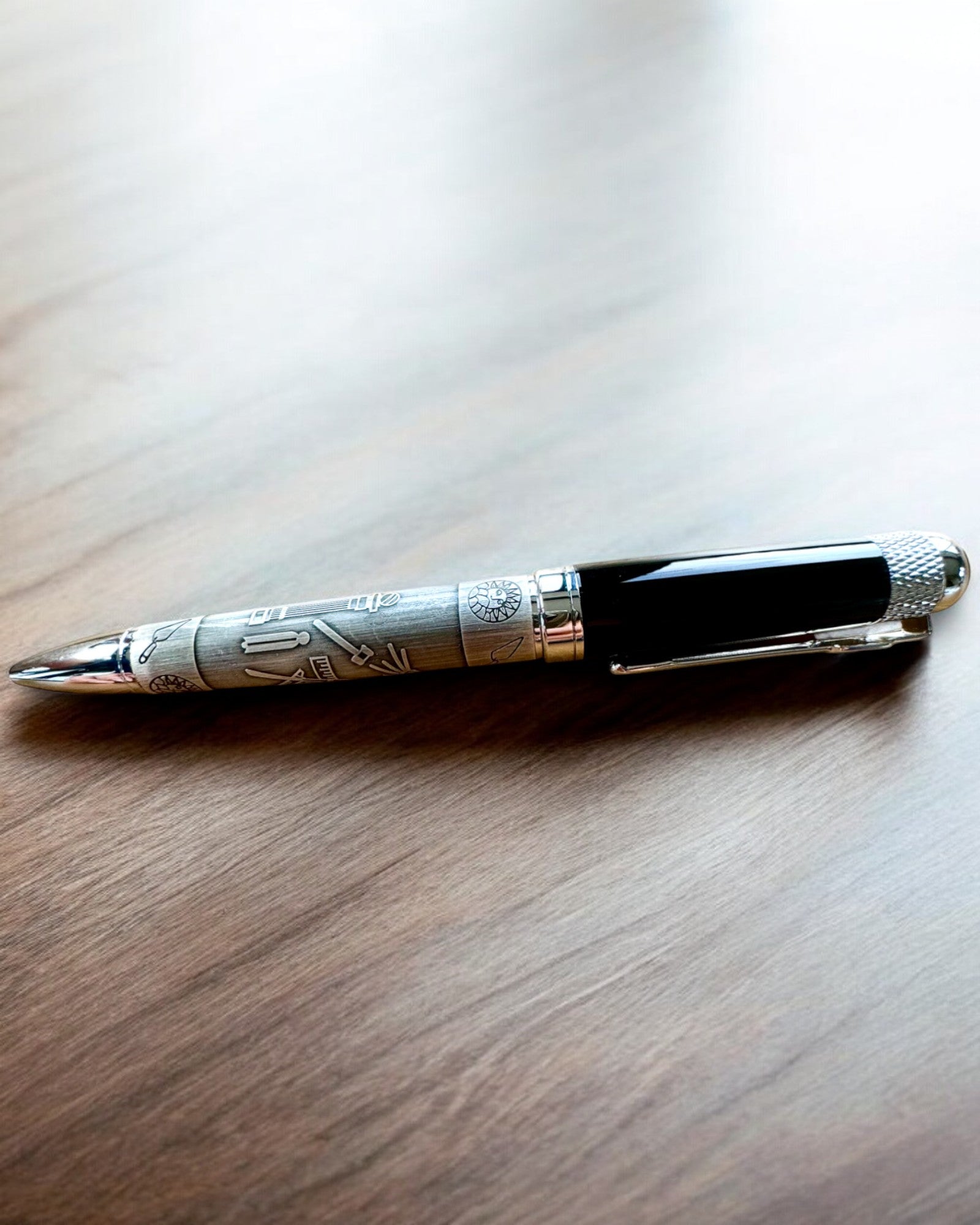 Caneta Elegante "Mistrzowska Harmonia" com Opção de Gravação - Motivos Simbólicos, Prata Antiga, possibilidade de personalização com gravação para presente