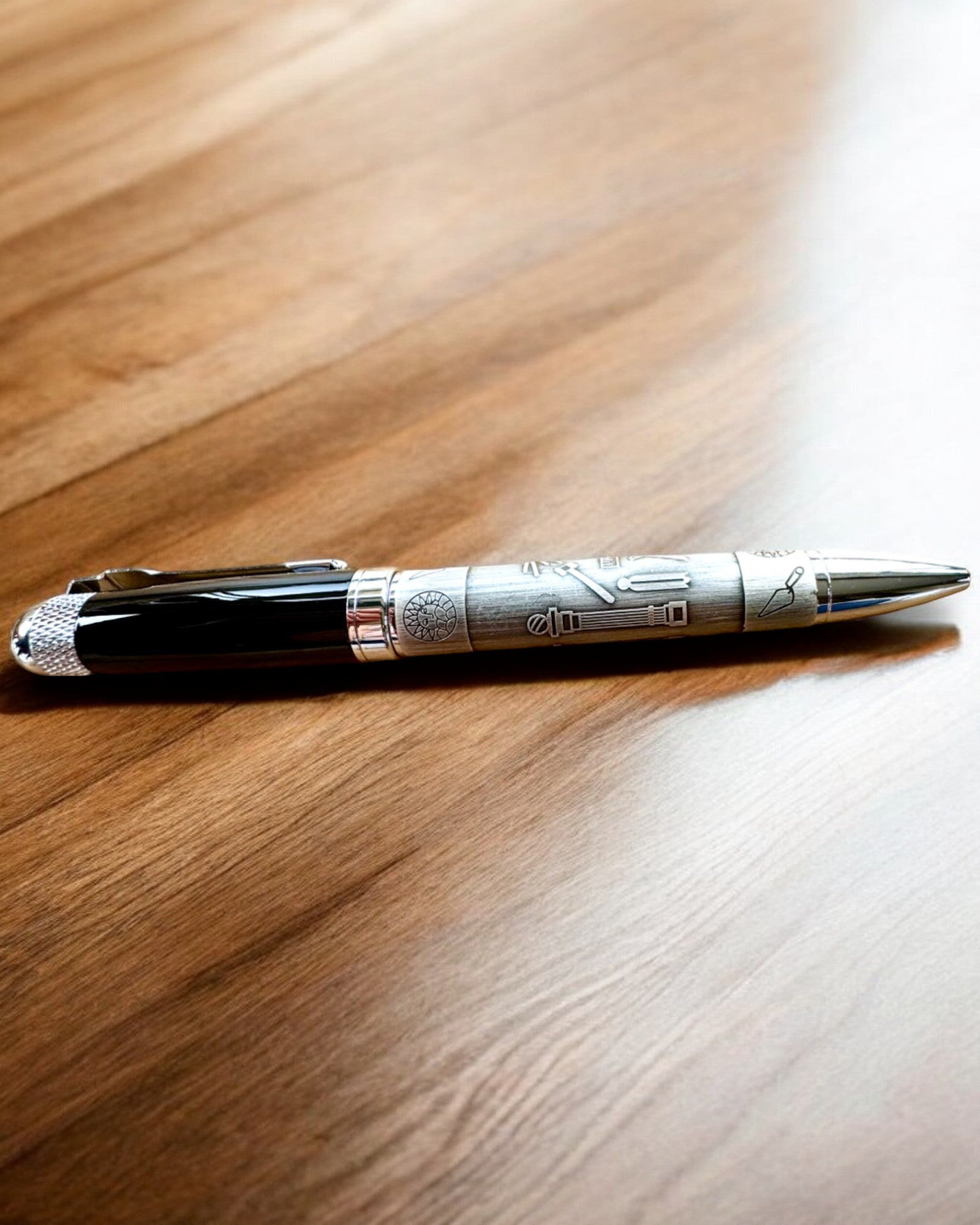 Caneta Elegante "Mistrzowska Harmonia" com Opção de Gravação - Motivos Simbólicos, Prata Antiga, possibilidade de personalização com gravação para presente