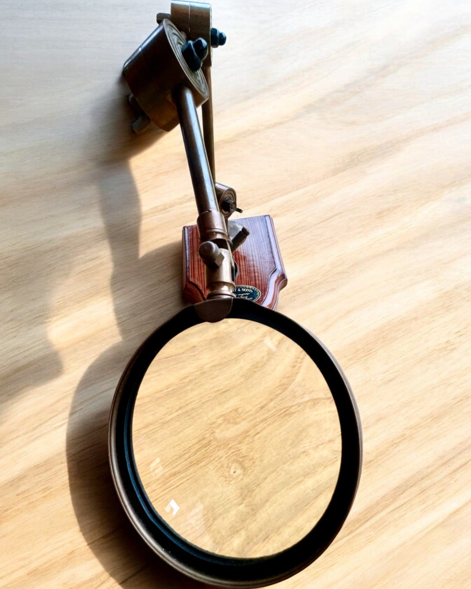 Lupa artesanal "Royal Magnifier" com base e suporte ajustável - possibilidade de personalização com gravação para presente
