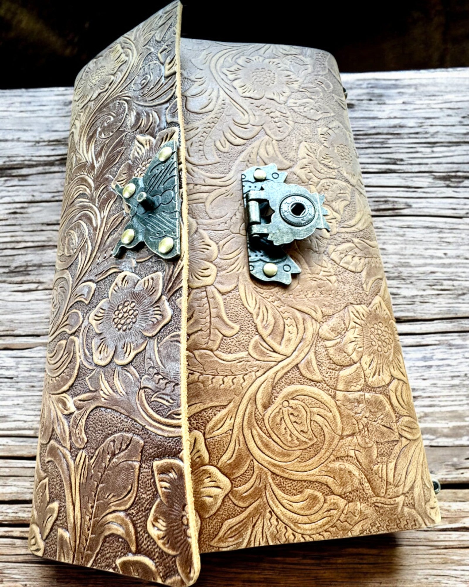 Caderno Retro de Luxo com Capa de Couro - "Vintage Elegance", 480 páginas, possibilidade de personalização com gravação