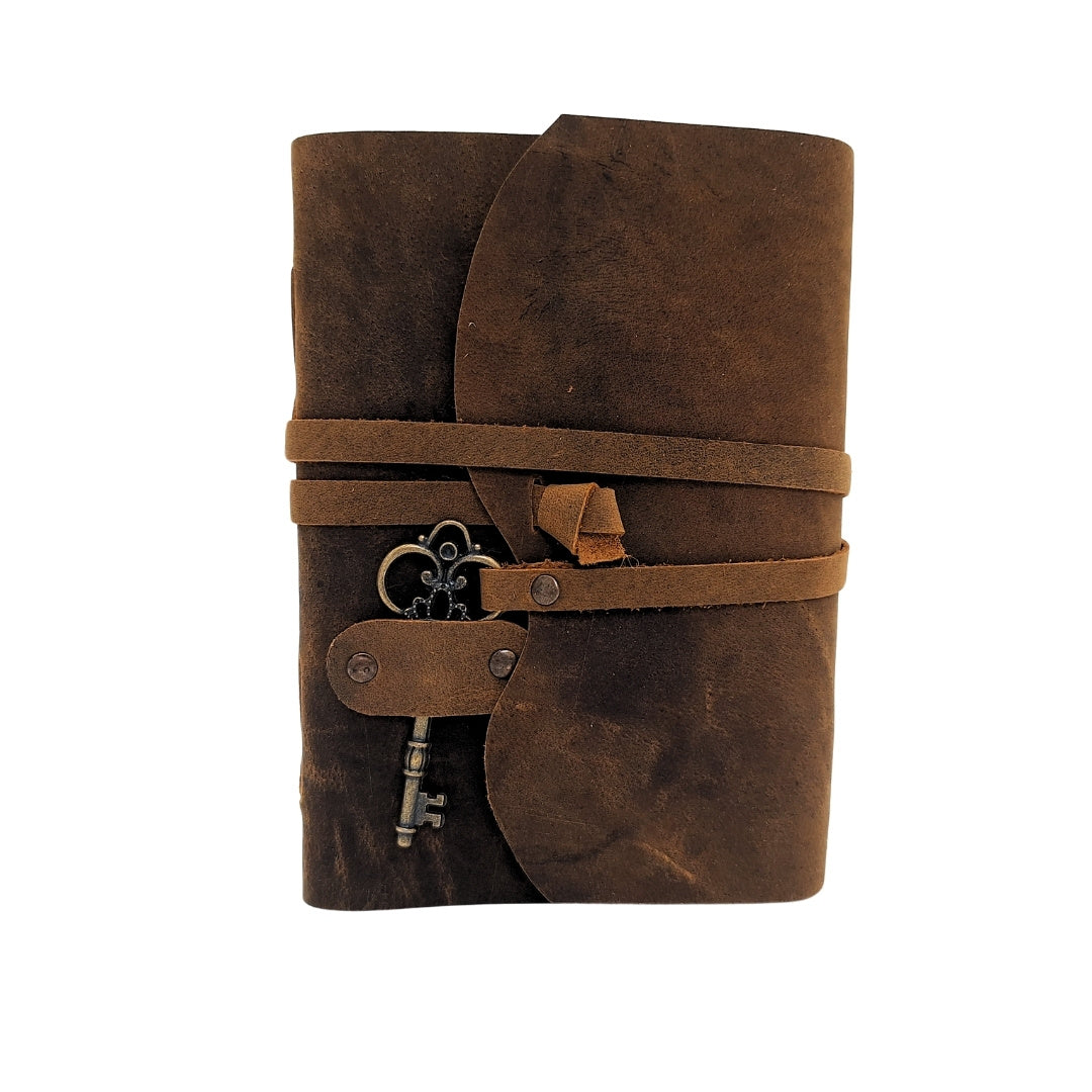 Caderno de pele retro com chave e correia 200 páginas 18 x 13 cm