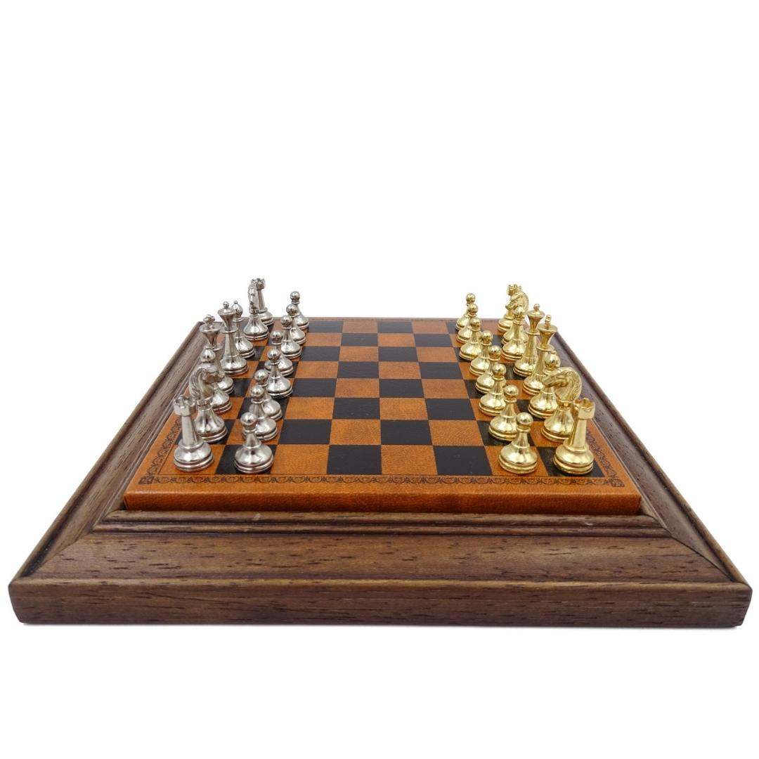 Xadrez magnético metálico exclusivo Italfama 18x18 cm com possibilidade de gravação personalizada – presente elegante para qualquer ocasião, tabuleiro castanho-preto com peças dourado-prateadas