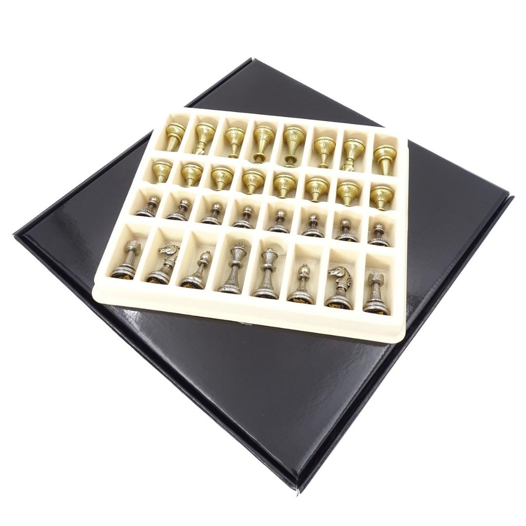 Xadrez metálico exclusivo Italfama 28x28 cm com possibilidade de gravação personalizada, tabuleiro castanho-preto, peças dourado-prateadas
