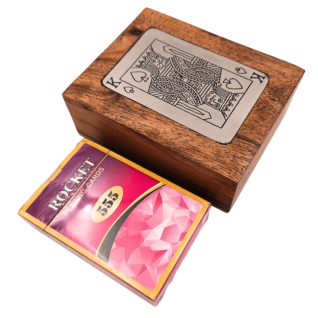 Baralho Elegante em Caixa de Madeira Decorativa com Placa de Alumínio do Rei - Gravação Personalizada - Presente Ideal para Amantes de Jogos de Cartas - Dimensões da Caixa 11,5 x 8 x 4 cm