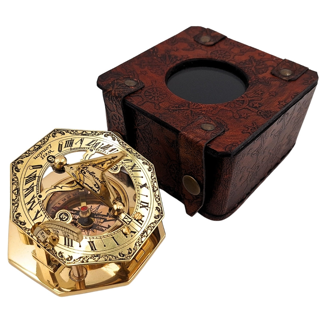 Bússola de latão em caixa de couro estilosa com possibilidade de gravação – presente retro vintage para viajante, marinheiro - 8 cm de altura, design elegante em latão