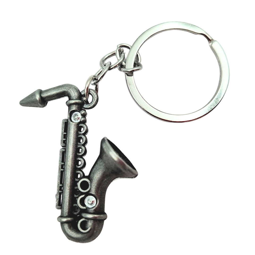 Porta-chaves metálico em forma de saxofone na cor prateada