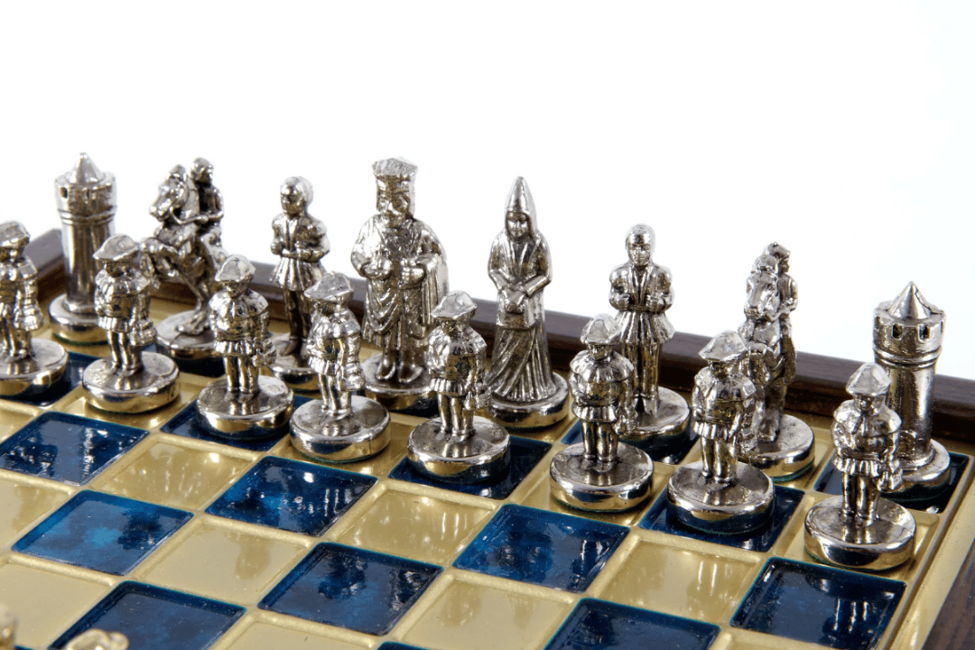 Elegante conjunto de xadrez premium em latão, 20x20cm, Bizâncio, com gravação personalizada - Presente ideal para jogadores de xadrez e amantes de história - Peças feitas à mão com acabamento dourado e prateado