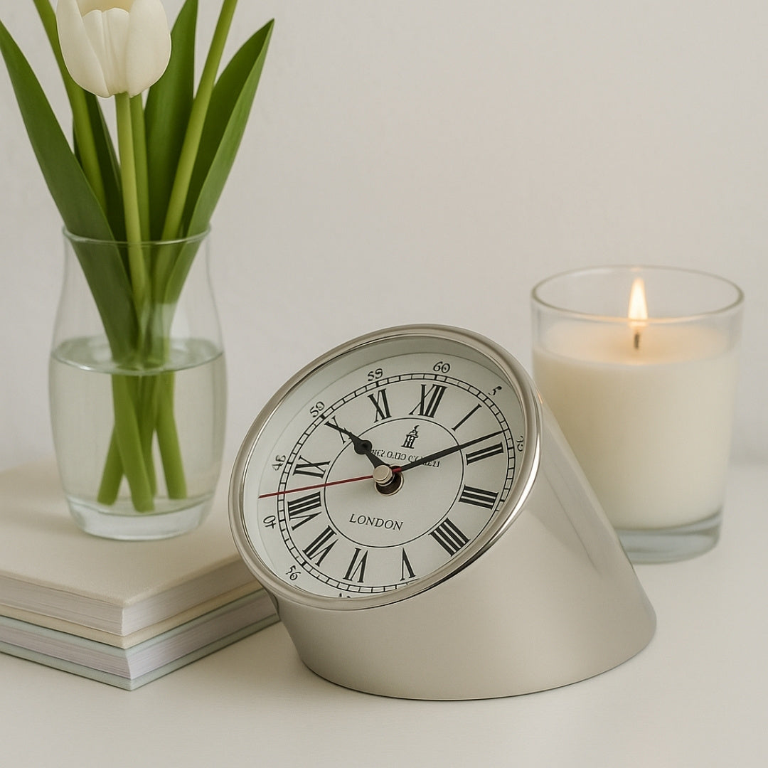 Relógio de Mesa Metálico CLK-0212 com Gravação - Presente Personalizado nas Cores Prateado, Branco ou Preto, Altura 19 cm, Estilo Moderno com Algarismos Romanos e Árabes