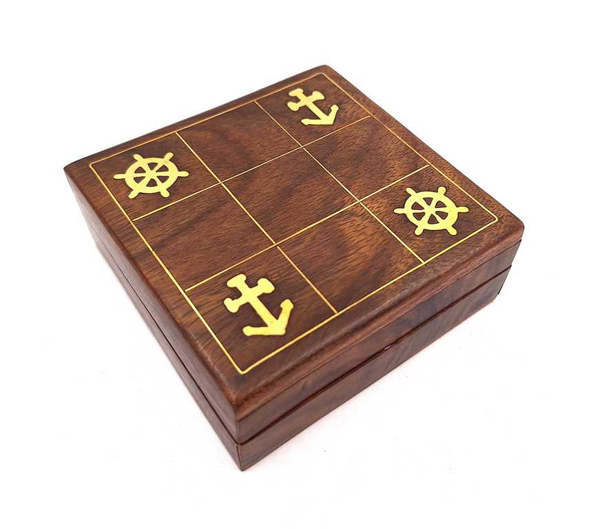 Jogo do galo náutico em madeira com gravação - Presente personalizado para velejadores, dimensões 10x10 cm, design elegante com detalhes em latão