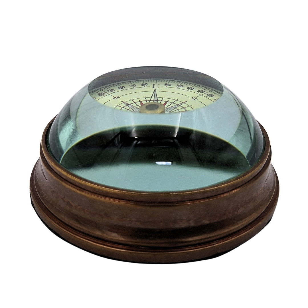 Bússola Estilosa de Lente em Latão e Vidro com Possibilidade de Personalização por Gravação - Gadget Retro para Secretária, Presente Ideal para Viajante - Diâmetro 6,3 cm, Altura 3 cm, Cor Bege, Vermelho e Preto