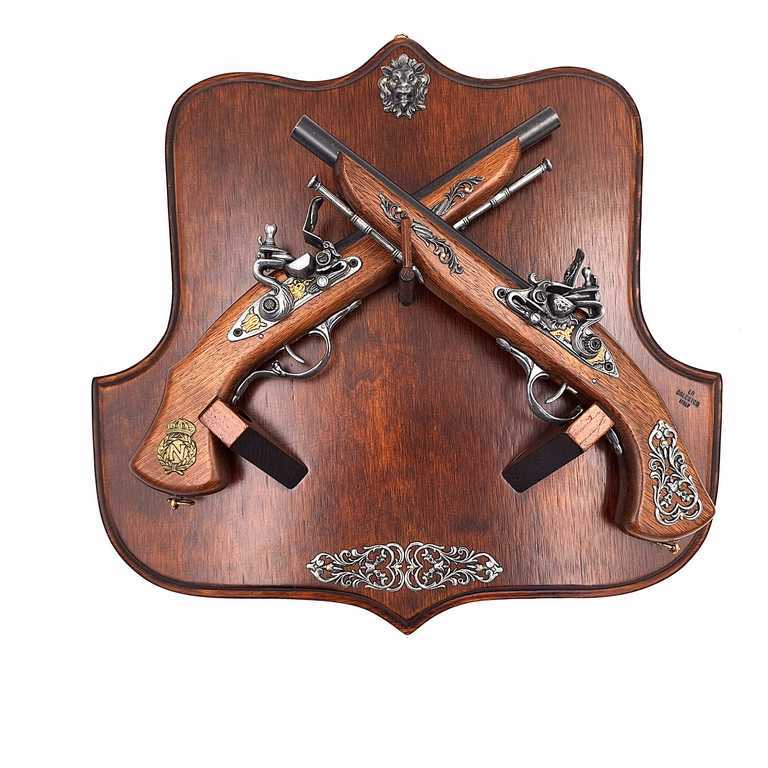 Réplica de pistolas de pederneira em suporte de madeira com possibilidade de personalização por gravação – Elemento decorativo elegante para presente a amantes de história – Dimensões 45 x 42,5 cm, comprimento das pistolas 37 cm, alta qualidade de fabrico