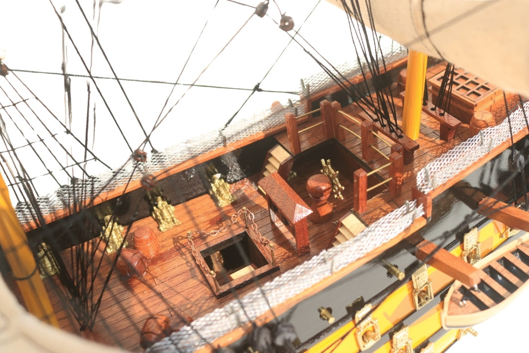 Modelo do veleiro HMS Victory 80cm montado com possibilidade de personalização por gravação - Decoração exclusiva para oferecer, feito à mão em madeira exótica, alta qualidade e atenção aos detalhes