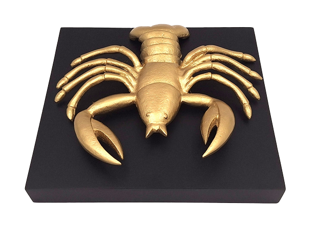 Estatueta decorativa dourada de Caranguejo em alumínio com possibilidade de personalização por gravação - presente elegante para qualquer ocasião, dimensões 29 x 27,5 x 9 cm, base de madeira preta