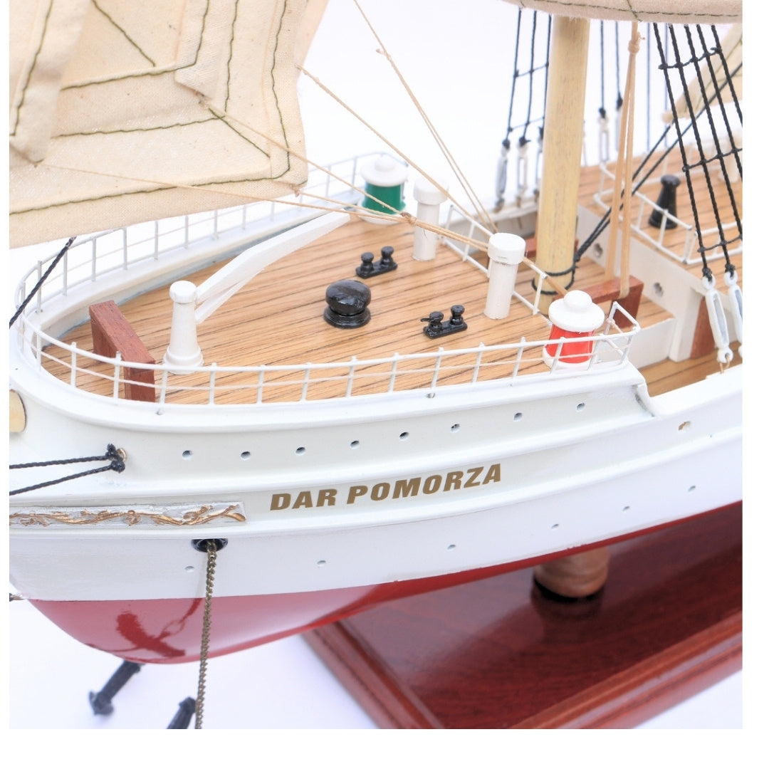 Modelo exclusivo de veleiro Dar Pomorza 82 cm com possibilidade de personalização por gravação