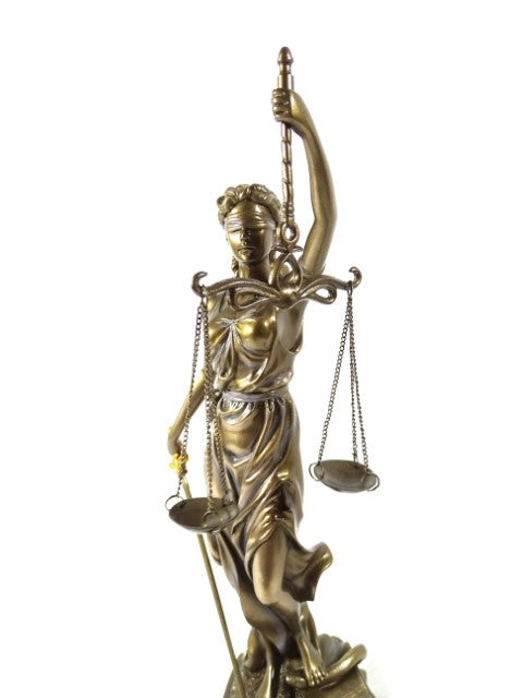 Estatueta Têmis 35 cm com possibilidade de personalização com gravação - presente elegante para advogado, juiz ou consultor jurídico, feita de poli-resina em cor dourada com acabamento antigo