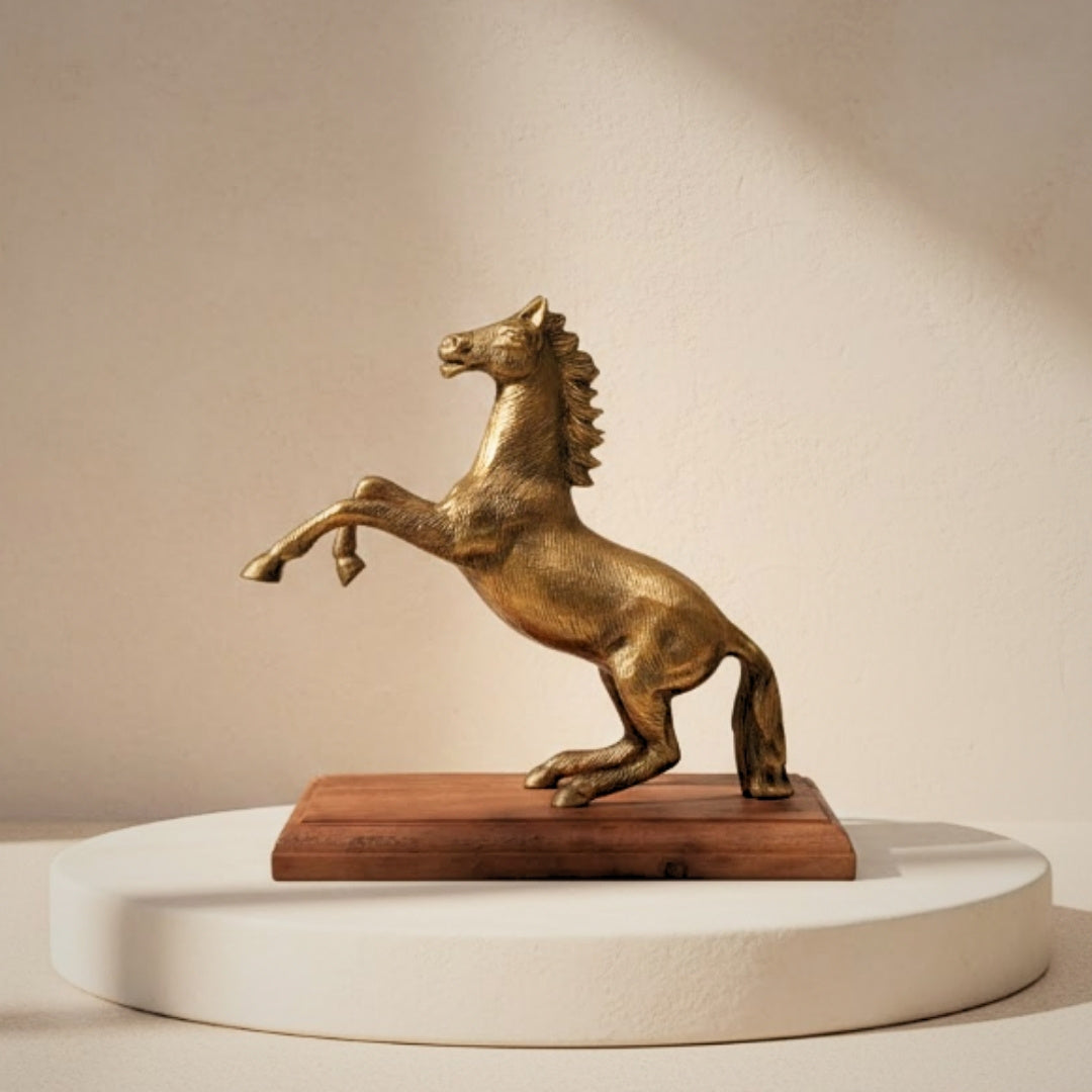 Figura de Cavalo em Alumínio com Base de Madeira com Possibilidade de Personalização por Gravação - Presente Elegante em Cor Dourada e Castanha, Altura 27,5 cm