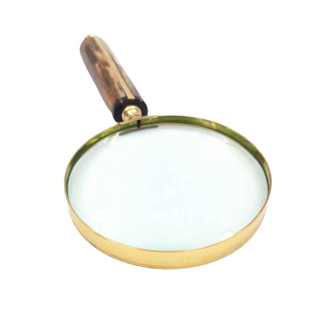 Lupa MFM com armação em latão e cabo em osso, ampliação de 3.5x, personalização por gravação, ideal como presente para colecionadores, dourada e branca/creme, dimensões 10 x 23 x 1.9 cm