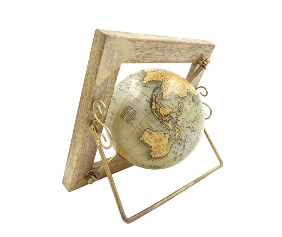 Globo decorativo GLB-40 em moldura de madeira com possibilidade de personalização por gravação, mapa azul e amarelo, diâmetro 15 cm