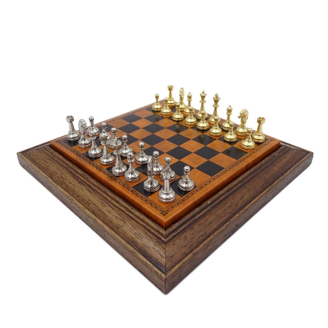 Xadrez magnético metálico exclusivo Italfama 18x18 cm com possibilidade de gravação personalizada – presente elegante para qualquer ocasião, tabuleiro castanho-preto com peças dourado-prateadas