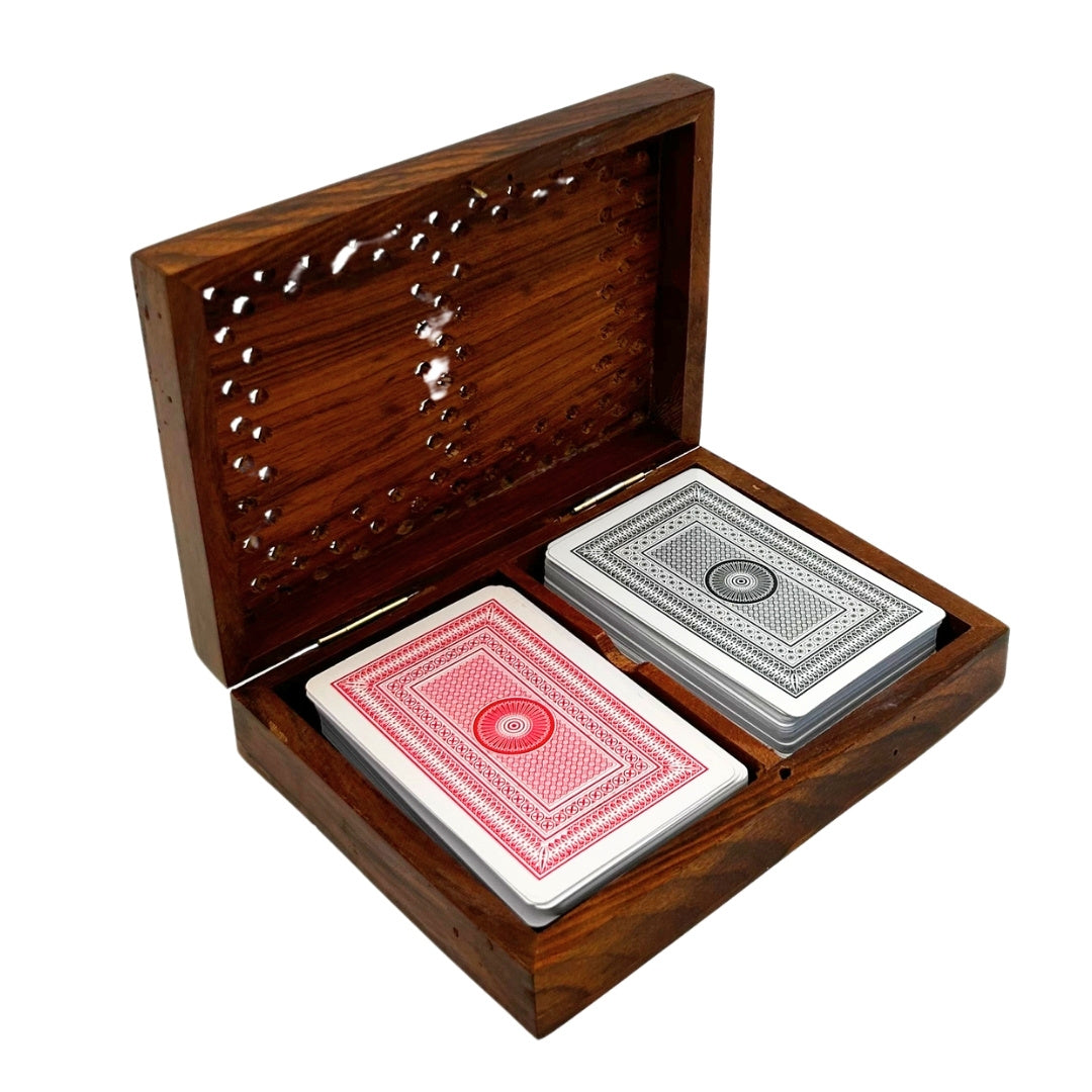 Conjunto elegante de dois baralhos de cartas em caixa de madeira com possibilidade de personalização por gravação