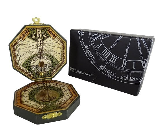 Relógio de sol octogonal e bússola H06 com possibilidade de personalização por gravação – presente elegante para amantes da navegação, feito em madeira e latão, com ornamentação rica, dimensões 7,3 x 2 cm