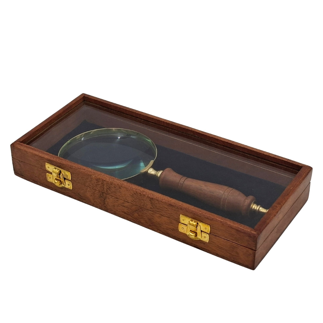 Lupa vidro de aumento com cabo de madeira e acabamento em latão em caixa elegante com tampa de vidro - presente ideal com possibilidade de gravação - dimensões 23 x 10 cm, materiais naturais