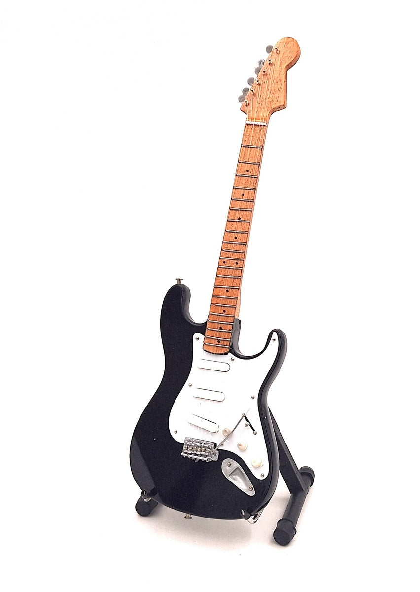 Mini guitarra inspirada em Kurt Cobain com possibilidade de personalização por gravação, feita à mão em madeira de mogno, preta/branca, altura 27,5 cm