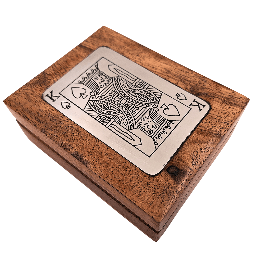 Baralho Elegante em Caixa de Madeira Decorativa com Placa de Alumínio do Rei - Gravação Personalizada - Presente Ideal para Amantes de Jogos de Cartas - Dimensões da Caixa 11,5 x 8 x 4 cm