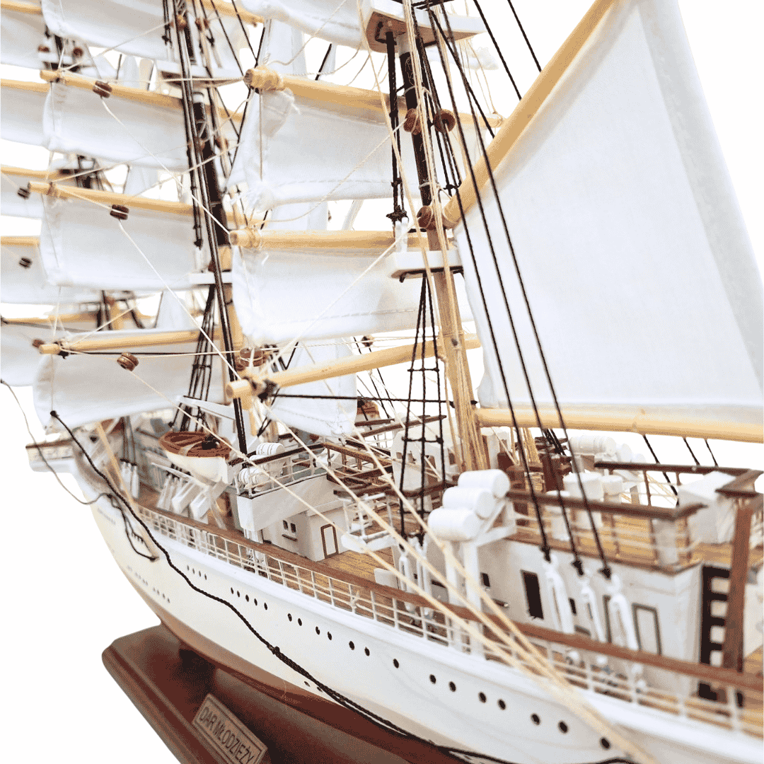 Modelo exclusivo do veleiro Dar Młodzieży XXL 71 cm, com possibilidade de personalização por gravação