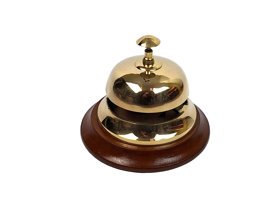 Gongo de latão para hotel com base de madeira TB27/4 com possibilidade de personalização por gravação, presente elegante em cor dourada e castanha, altura 11 cm, diâmetro 12 cm