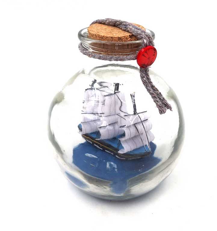 Miniatura de veleiro em garrafa com possibilidade de personalização por gravação – decoração náutica clássica para presente, 10 x 10 x 11 cm