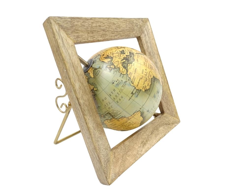 Globo decorativo GLB-40 em moldura de madeira com possibilidade de personalização por gravação, mapa azul e amarelo, diâmetro 15 cm