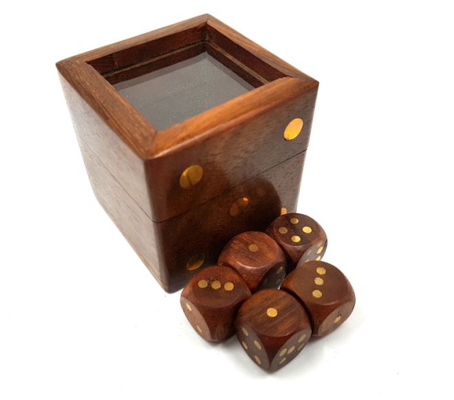 Jogo de dados em caixa de madeira elegante com tampa de vidro, possibilidade de personalização com gravação, ideal para presente, 5x5 cm, para maiores de 14 anos