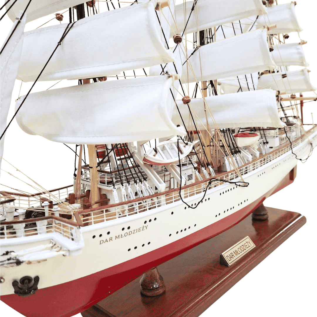 Modelo exclusivo do veleiro Dar Młodzieży XXL 71 cm, com possibilidade de personalização por gravação