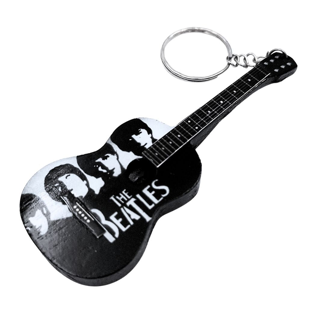 Brelok gitara The Beatles EGK-0894 z możliwością personalizacji grawerem, drewniany w kolorze białym, czarnym i brązowym, idealny na prezent dla fana muzyki i gitarzysty