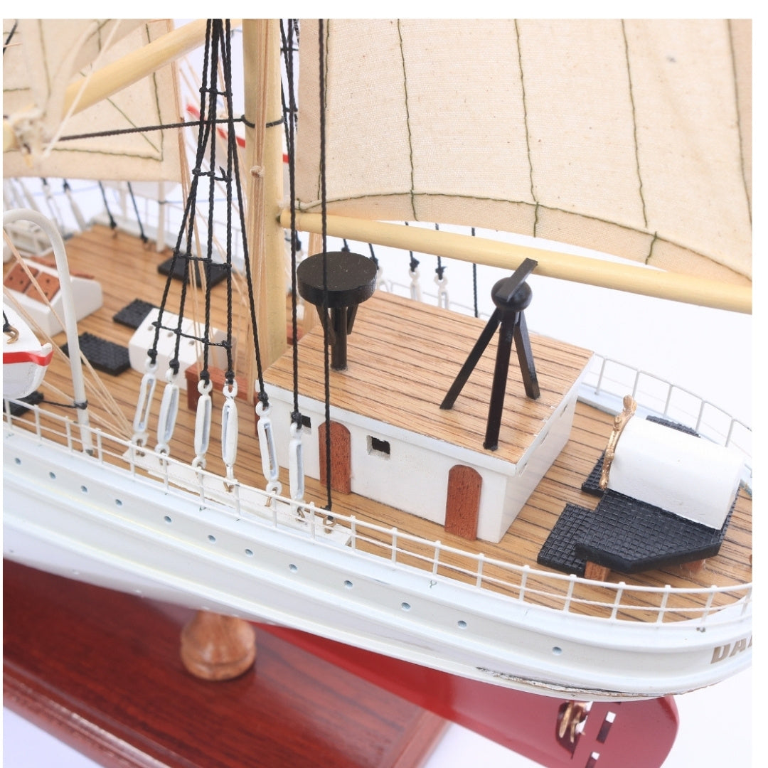 Modelo exclusivo de veleiro Dar Pomorza 82 cm com possibilidade de personalização por gravação
