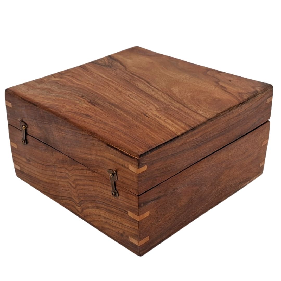 Elegante caixa de madeira para presentes, 20x20x11 cm, com forro azul-marinho e opção de personalização com gravação