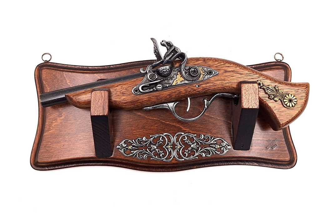 Réplica de pistola TR-239 em suporte para pendurar na parede com possibilidade de personalização por gravação