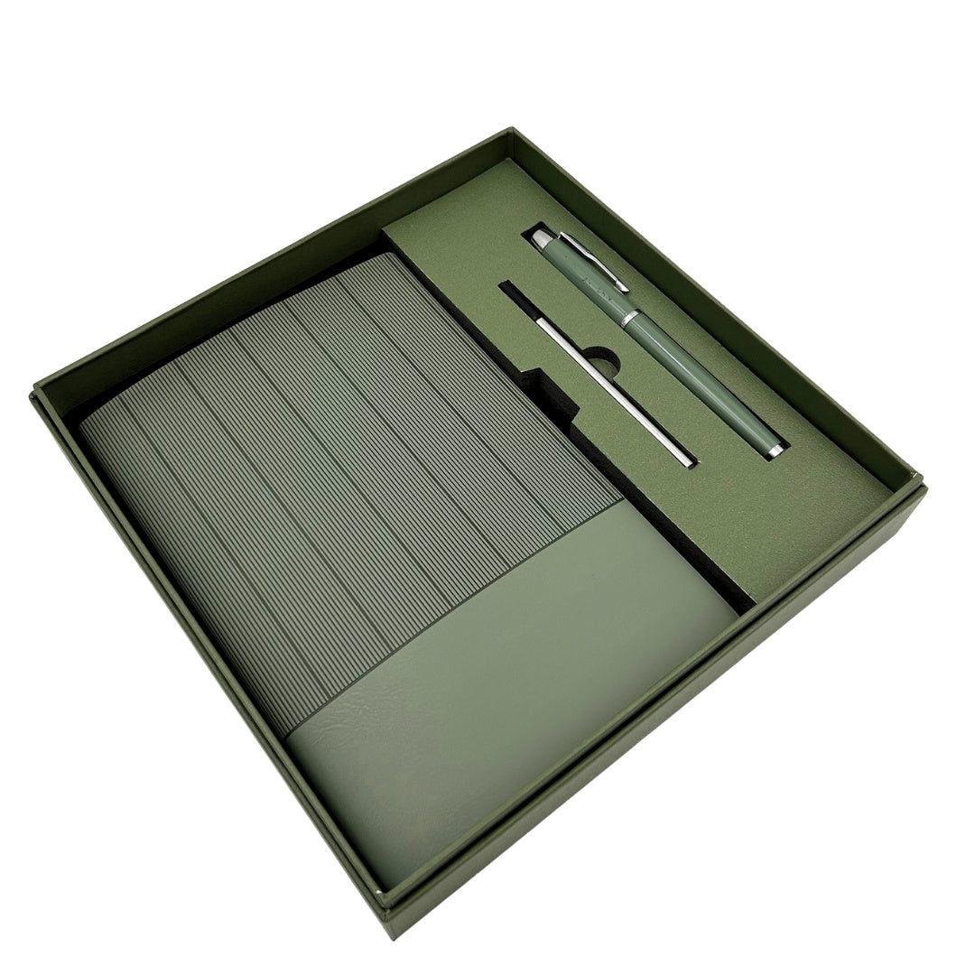 Conjunto Elegante para Presente com Gravação Personalizada - Caderno de Pele A5 Verde Oliva com Caneta e Recarga em Caixa de Presente Estética