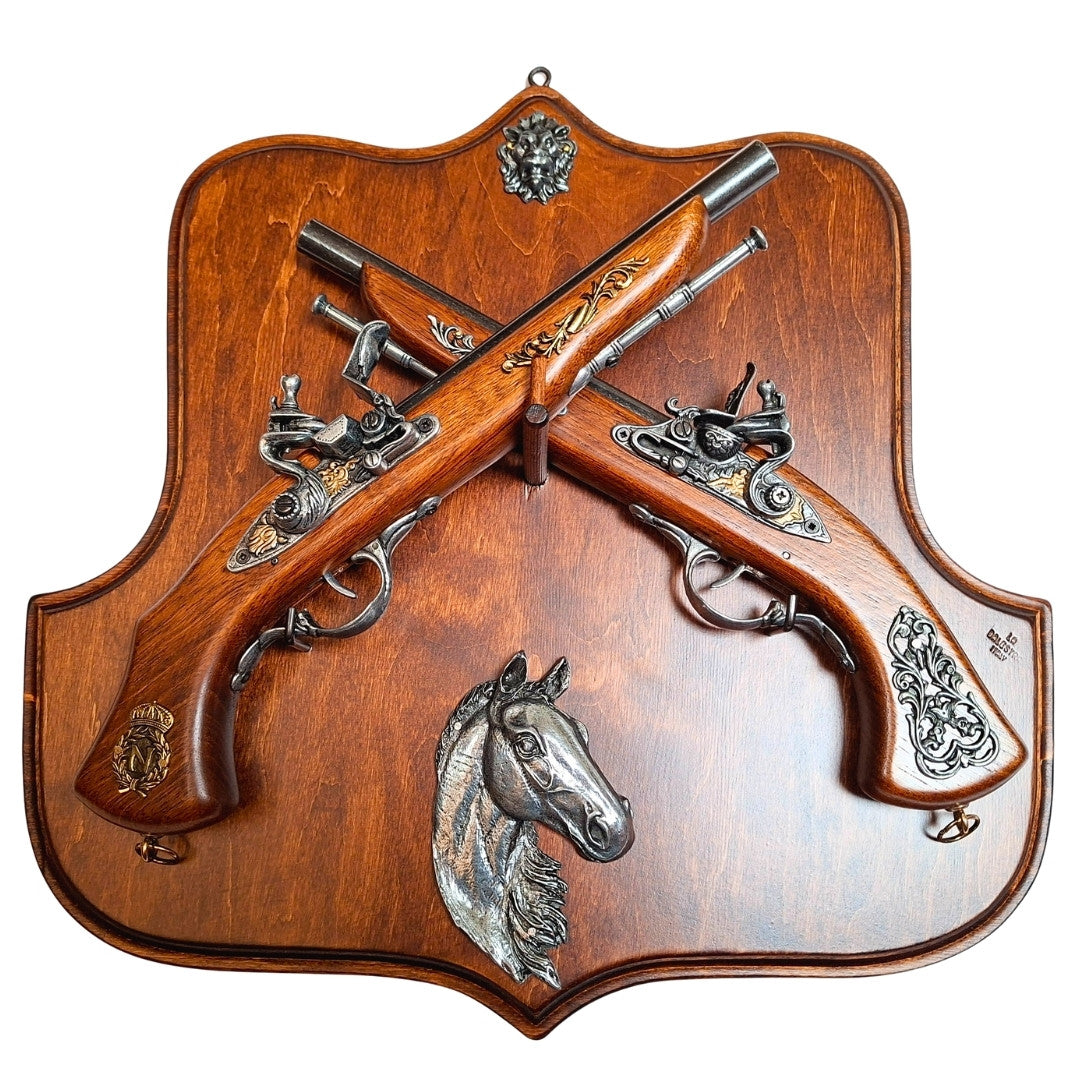 Réplica de Pistolas de Pederneira em Suporte de Madeira com Possibilidade de Gravação Personalizada – Presente Ideal para Amantes de História e Colecionadores – Alta Qualidade, Construção Robusta, Design Elegante 45x44 cm