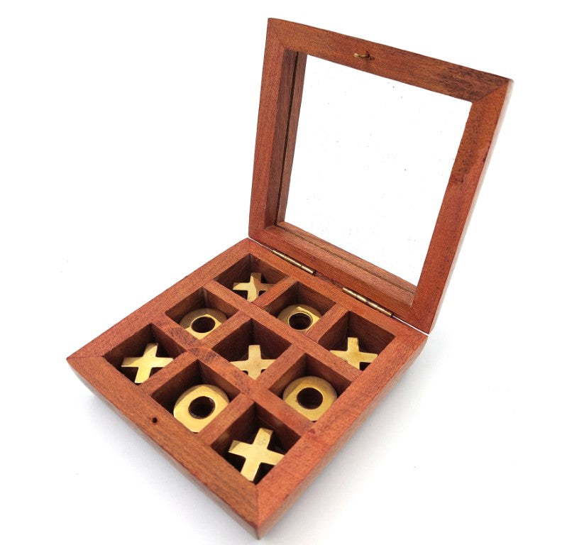 Jogo do galo numa caixa com tampa de vidro G1044Z, com possibilidade de personalização por gravação, elegante jogo de estratégia com peças de madeira e ornamentos de latão, ideal como presente para professores e diretores, dimensões da caixa 10 x 10 cm