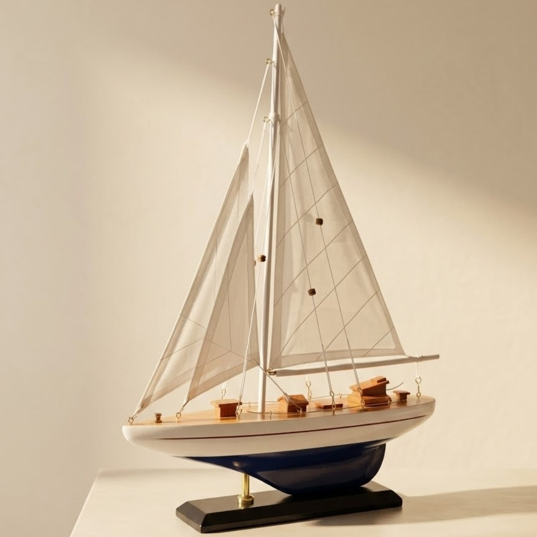 Modelo de iate em madeira altura 42 cm com possibilidade de personalização por gravação