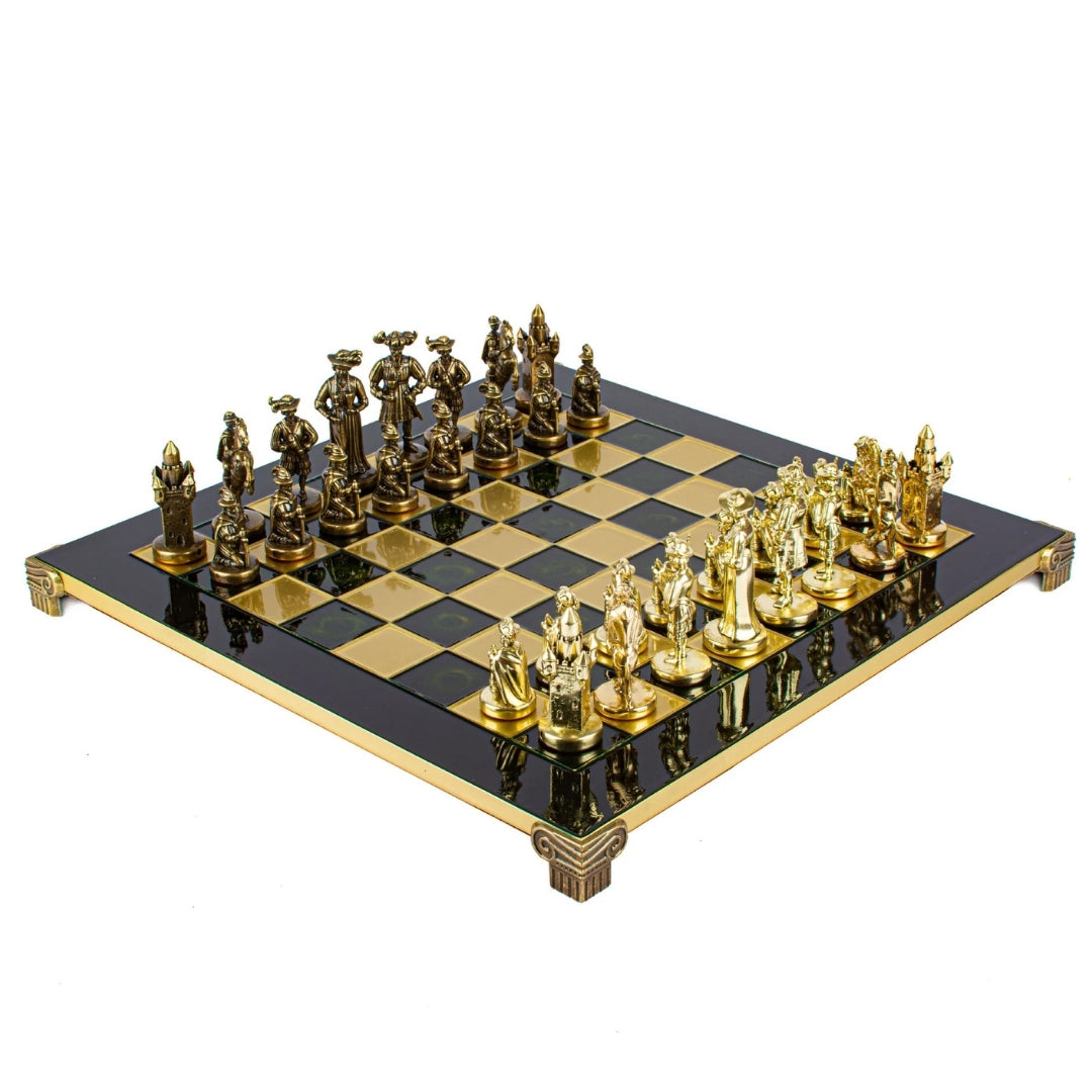 Xadrez metálico exclusivo com tabuleiro de latão 44 x 44 cm – Peças medievais com possibilidade de personalização por gravação