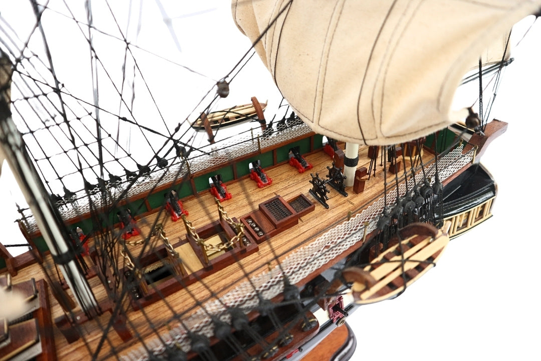 Grande modelo exclusivo do veleiro USS Constitution 100cm com possibilidade de personalização por gravação