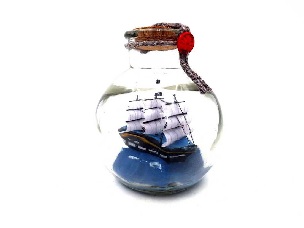 Miniatura de veleiro em garrafa com possibilidade de personalização por gravação – decoração náutica clássica para presente, 10 x 10 x 11 cm