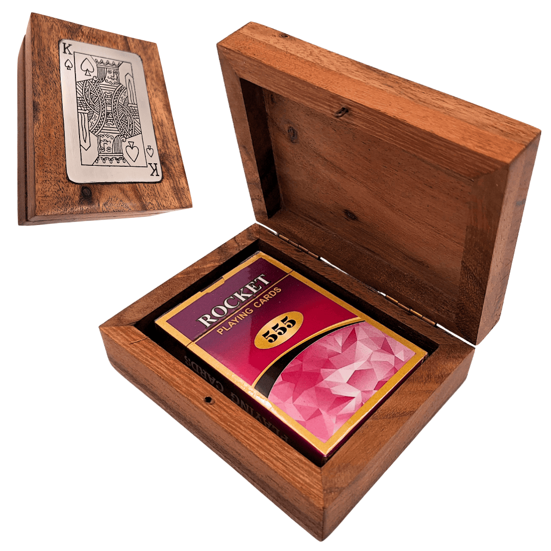 Baralho Elegante em Caixa de Madeira Decorativa com Placa de Alumínio do Rei - Gravação Personalizada - Presente Ideal para Amantes de Jogos de Cartas - Dimensões da Caixa 11,5 x 8 x 4 cm